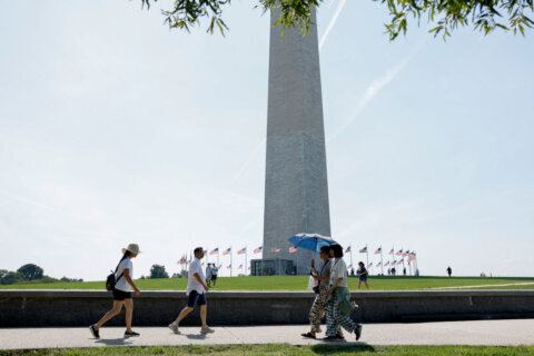 Washington Monument closes as heat wave bakes region