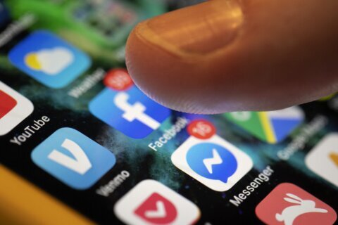 Va. Gov. Youngkin signs law restricting social media to 1 hour a day for kids under 16