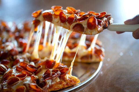 West Coast chain Mountain Mike’s brings its 20-inch pizzas to Northern Virginia